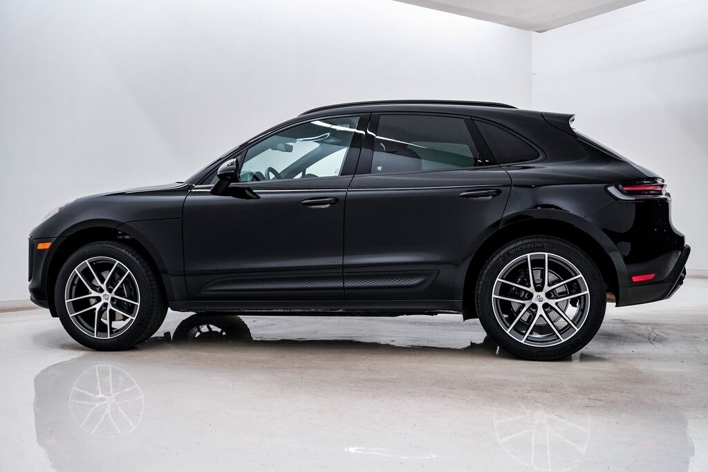 2025 Porsche Macan T photo 2