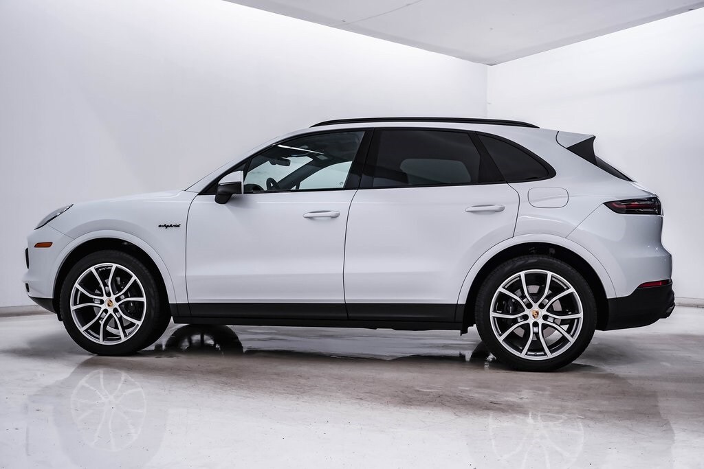2023 Porsche Cayenne E-Hybrid Platinum Edition photo 2