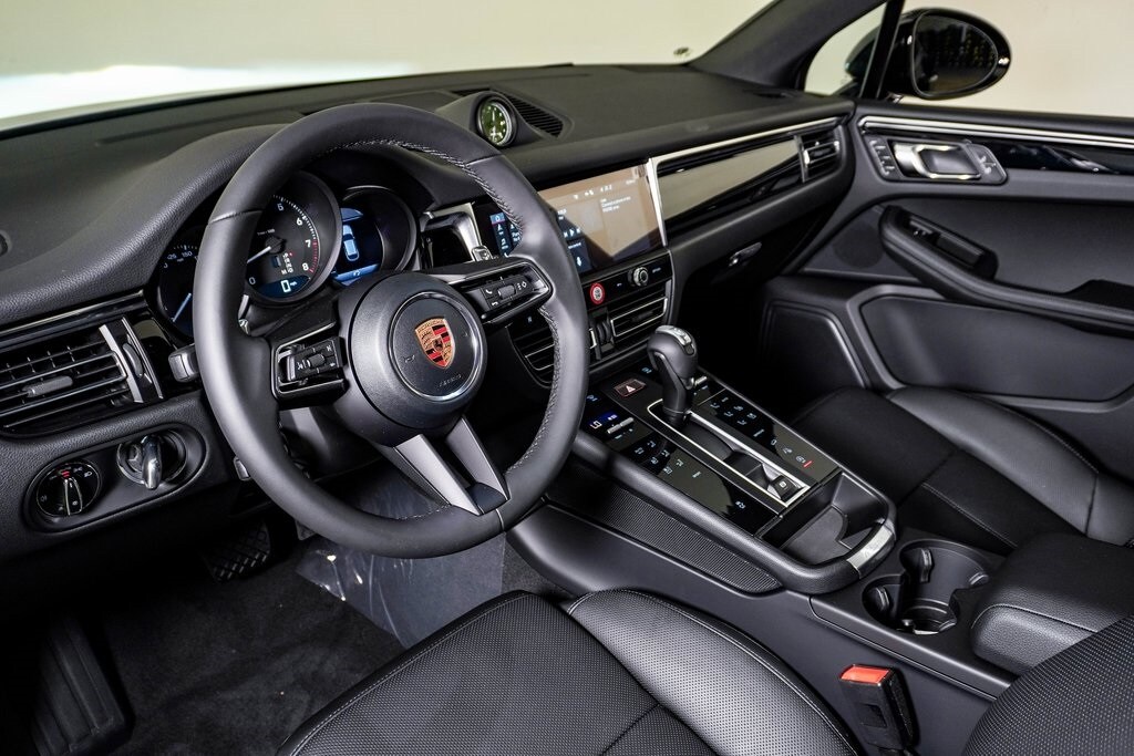 2026 Porsche Macan T photo 4