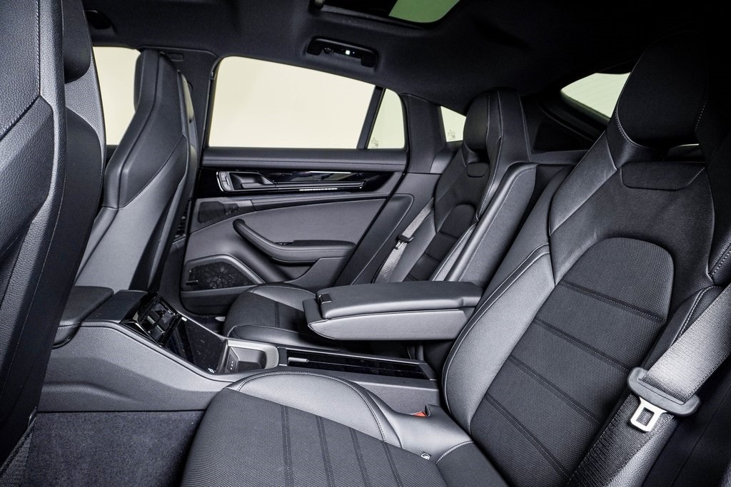 2026 Porsche Panamera 4 E-Hybrid - Photo 17