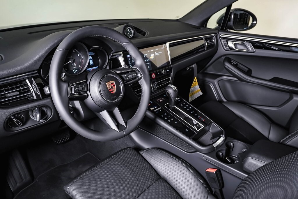 2025 Porsche Macan T photo 4