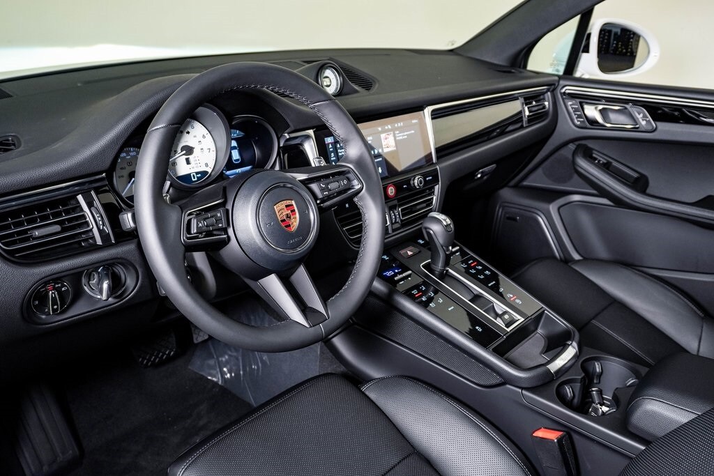 2026 Porsche Macan T photo 4