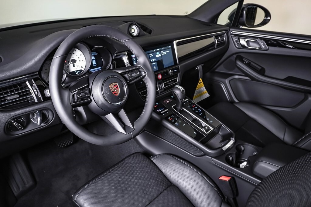 2026 Porsche Macan T photo 4