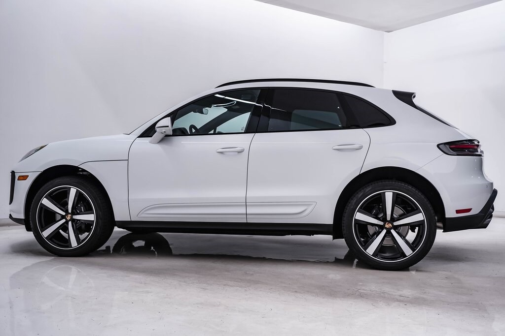 2026 Porsche Macan T photo 2