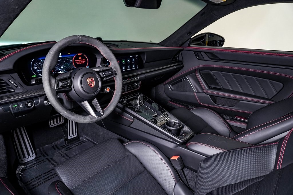 2025 Porsche 911 4 GTS photo 4