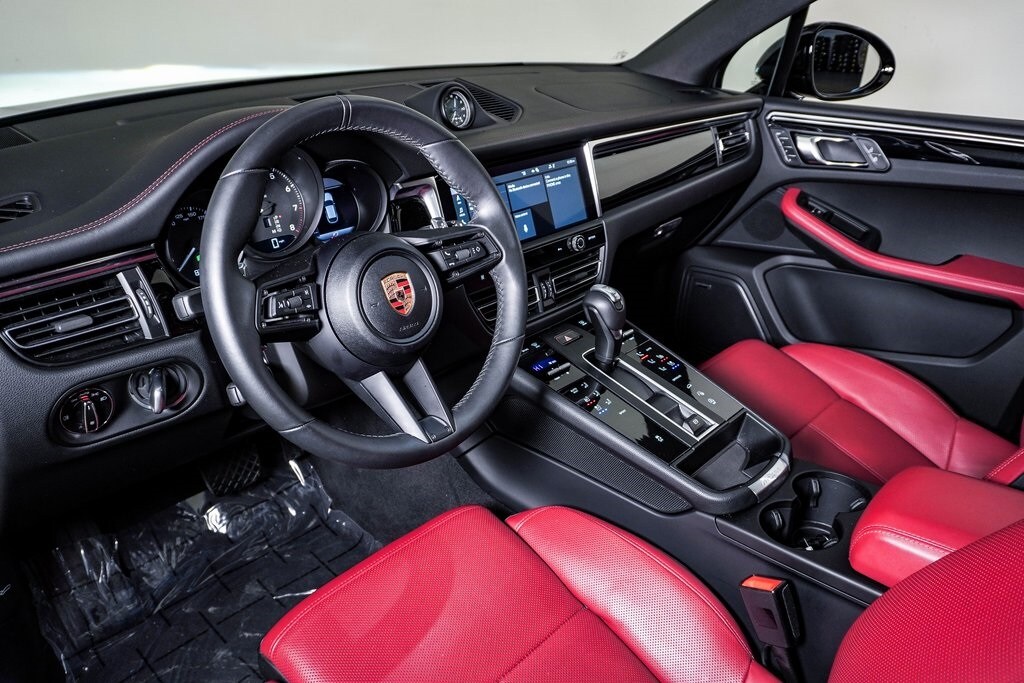 2025 Porsche Macan T photo 4