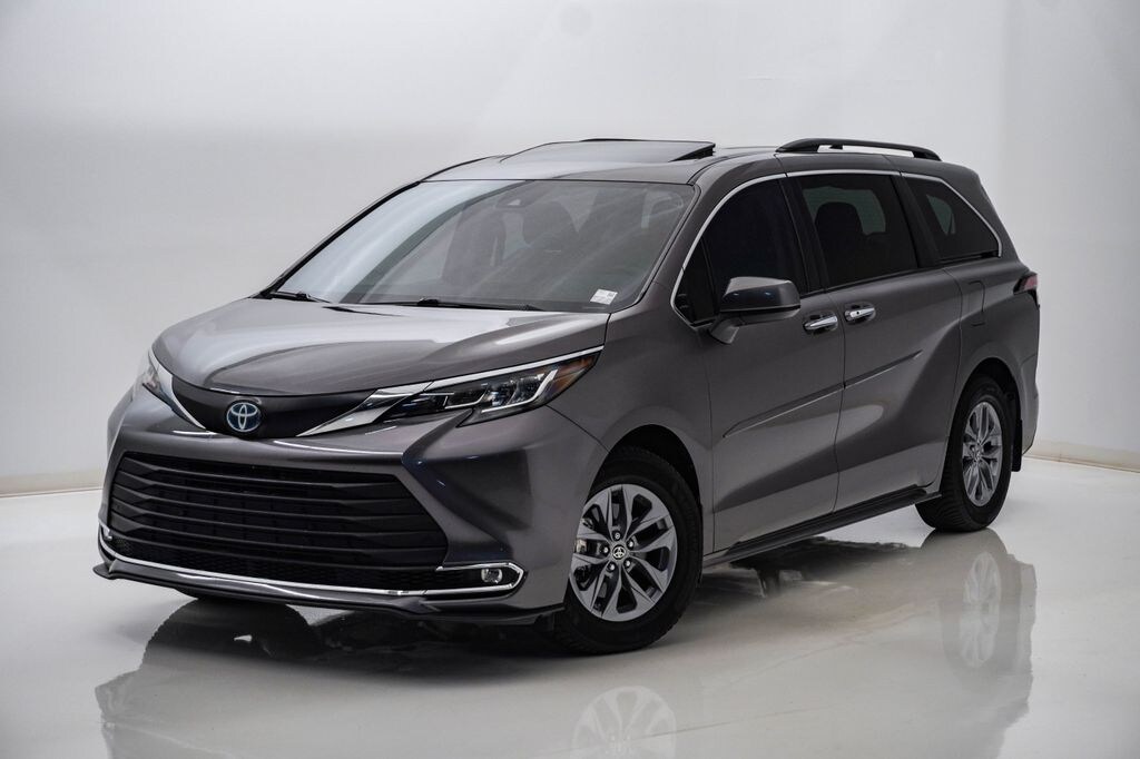 Used 2022 Toyota Sienna XLE Minivan/Van