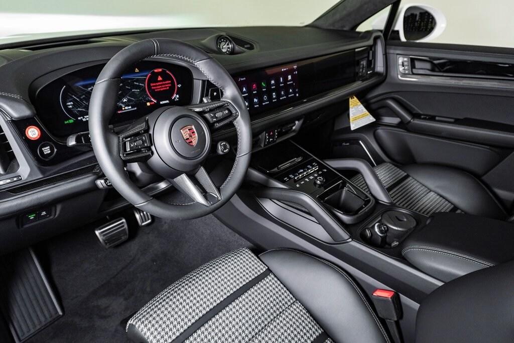 2025 Porsche Cayenne GTS Coupe photo 4
