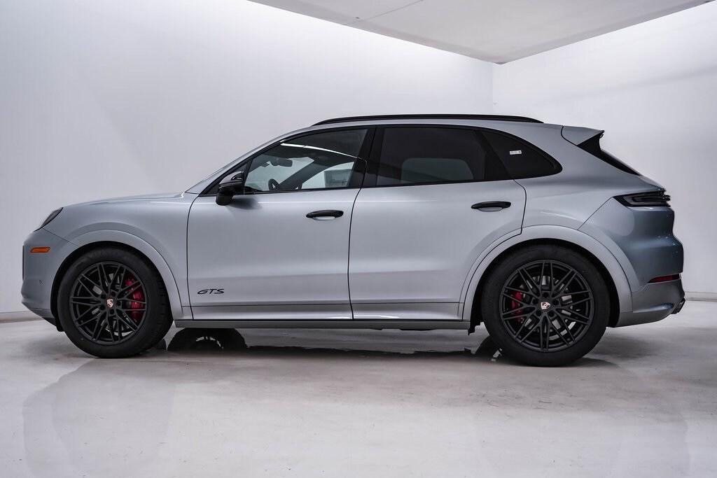 2026 Porsche Cayenne GTS photo 2