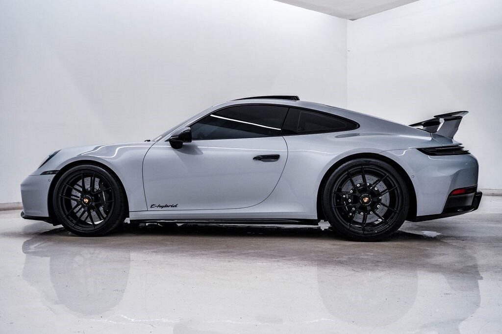 2025 Porsche 911 4 GTS photo 2