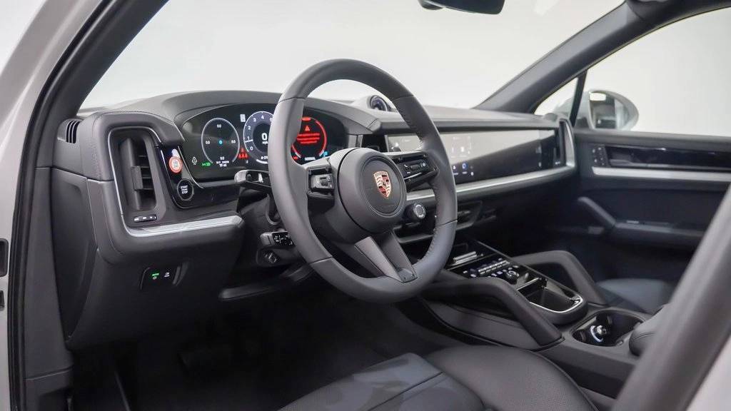 2025 Porsche Cayenne photo 3