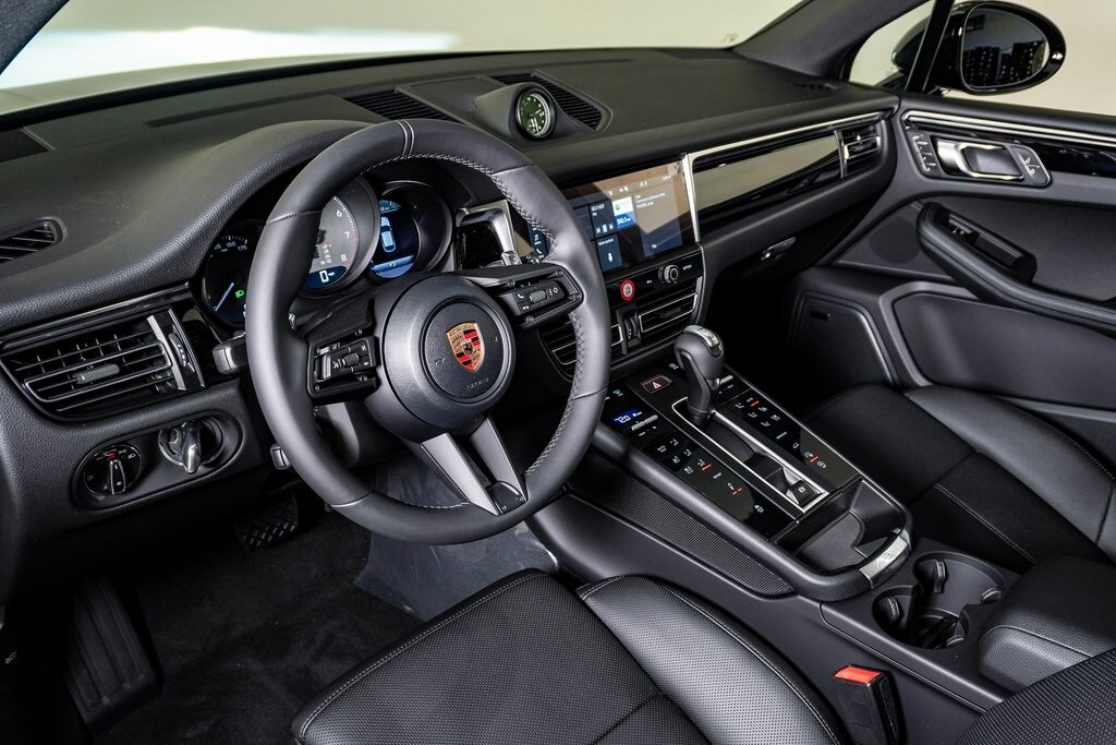 2026 Porsche Macan S photo 4