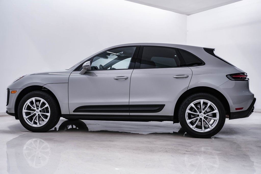 2025 Porsche Macan photo 2