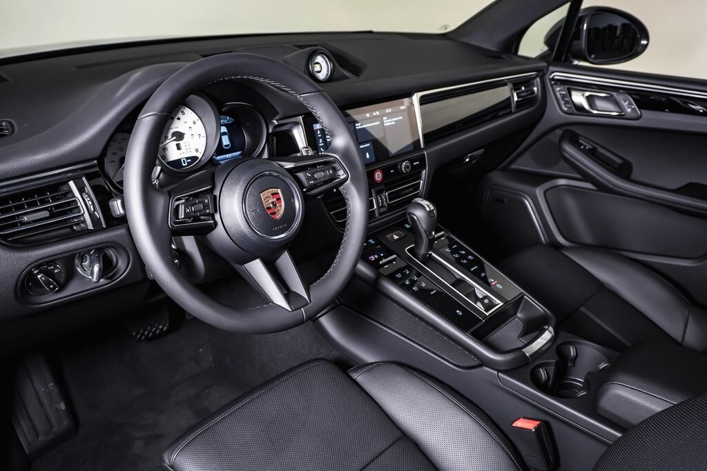 2026 Porsche Macan T photo 4