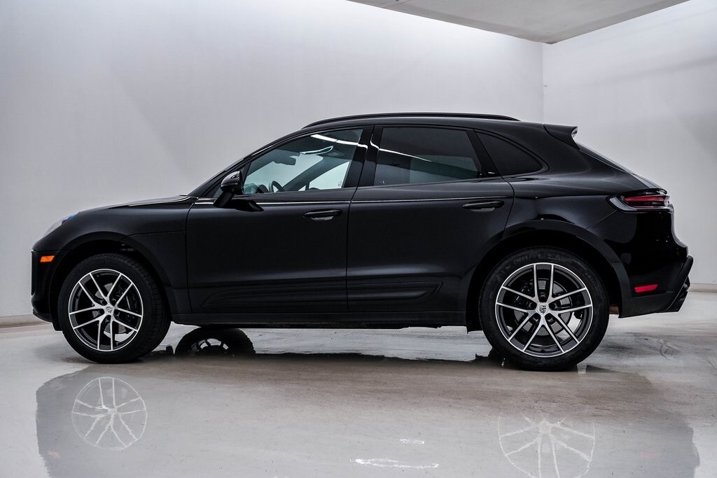 2025 Porsche Macan T photo 2