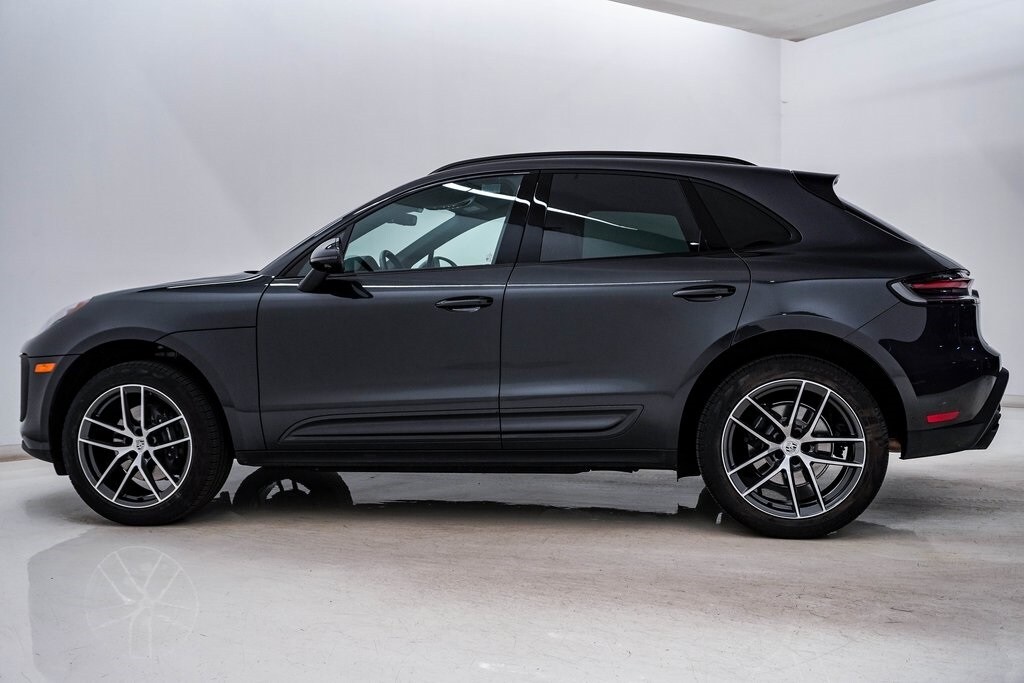 2025 Porsche Macan T photo 2