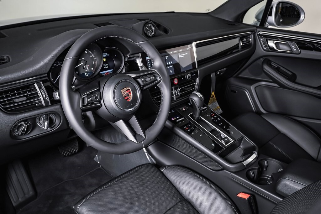 2026 Porsche Macan T photo 4