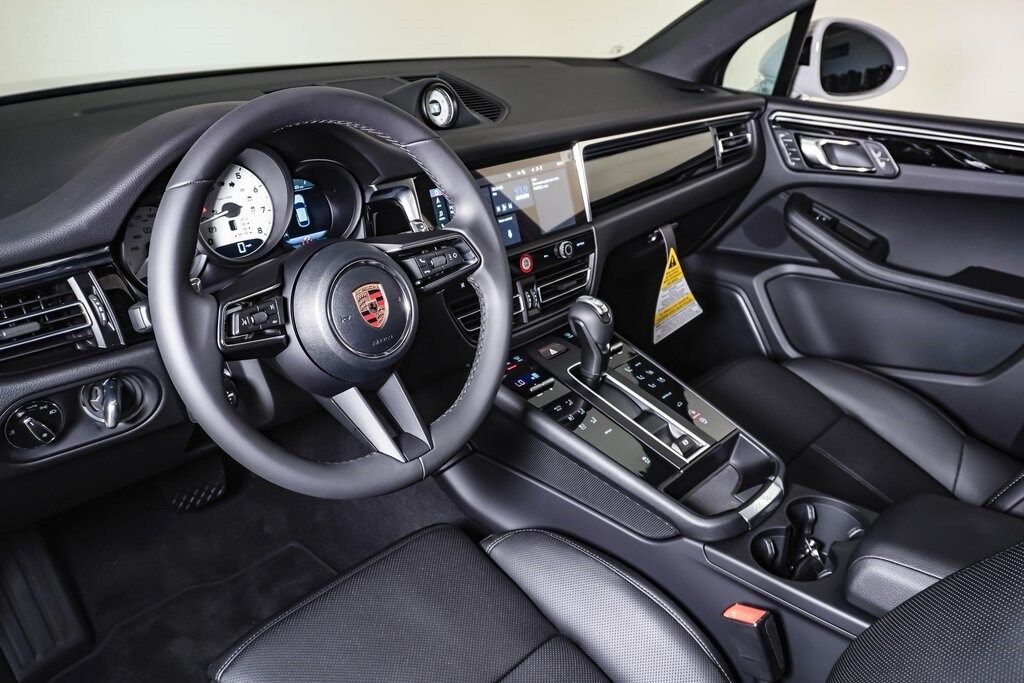 2026 Porsche Macan T photo 4