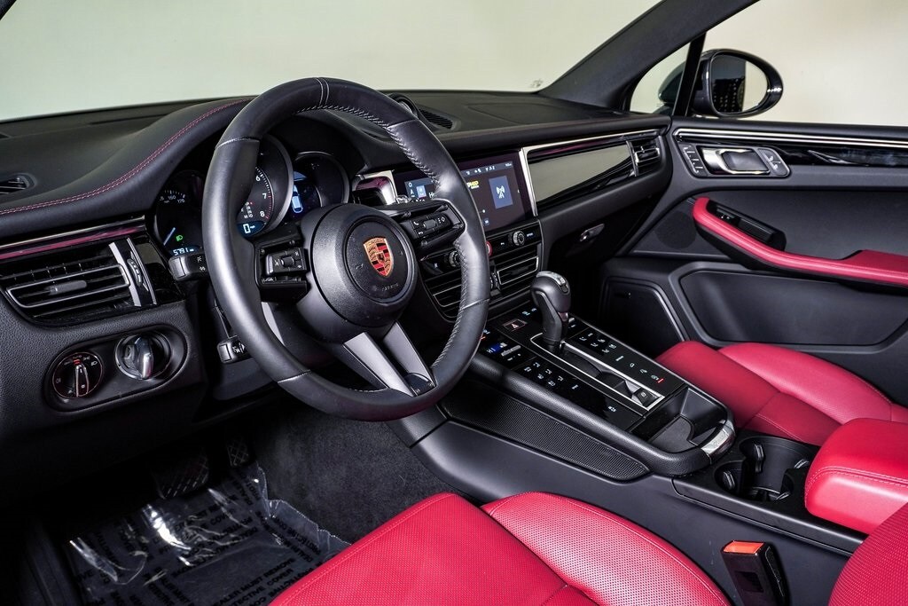 2025 Porsche Macan T photo 4