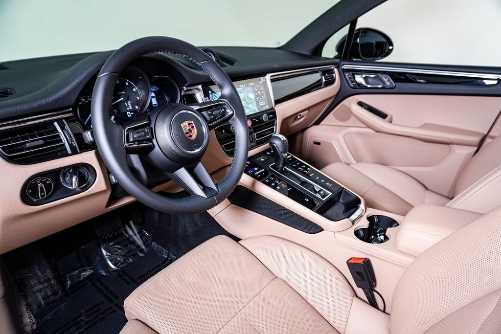 2025 Porsche Macan T photo 4