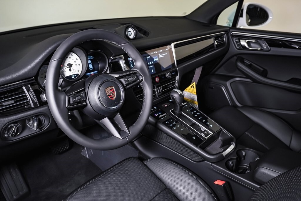 2026 Porsche Macan T photo 4