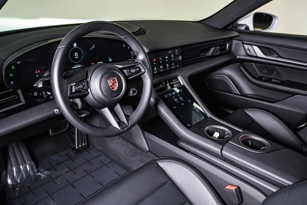 2025 Porsche Taycan photo 4