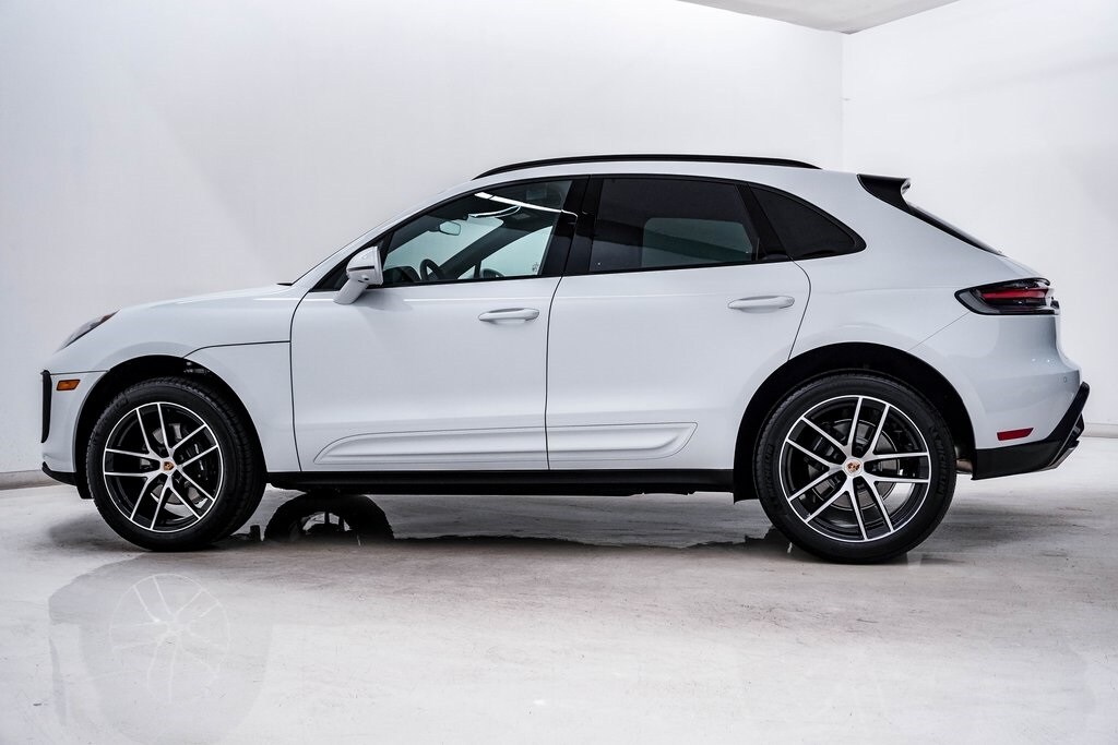 2026 Porsche Macan T photo 2