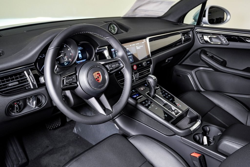 2026 Porsche Macan T photo 4