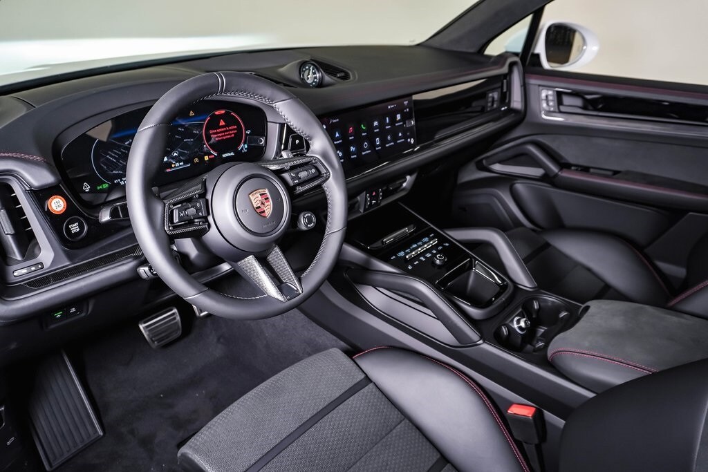 2025 Porsche Cayenne GTS photo 3