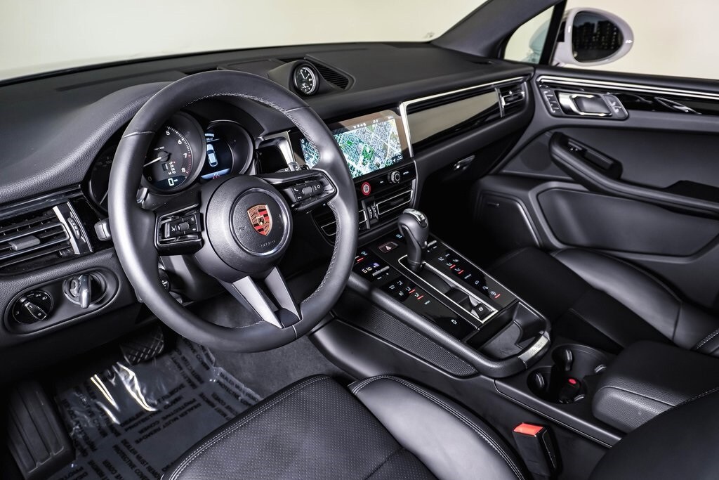 2025 Porsche Macan photo 4