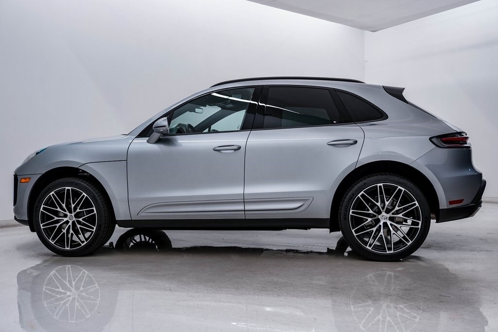 2026 Porsche Macan T photo 2