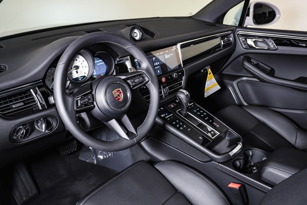 2026 Porsche Macan T photo 4