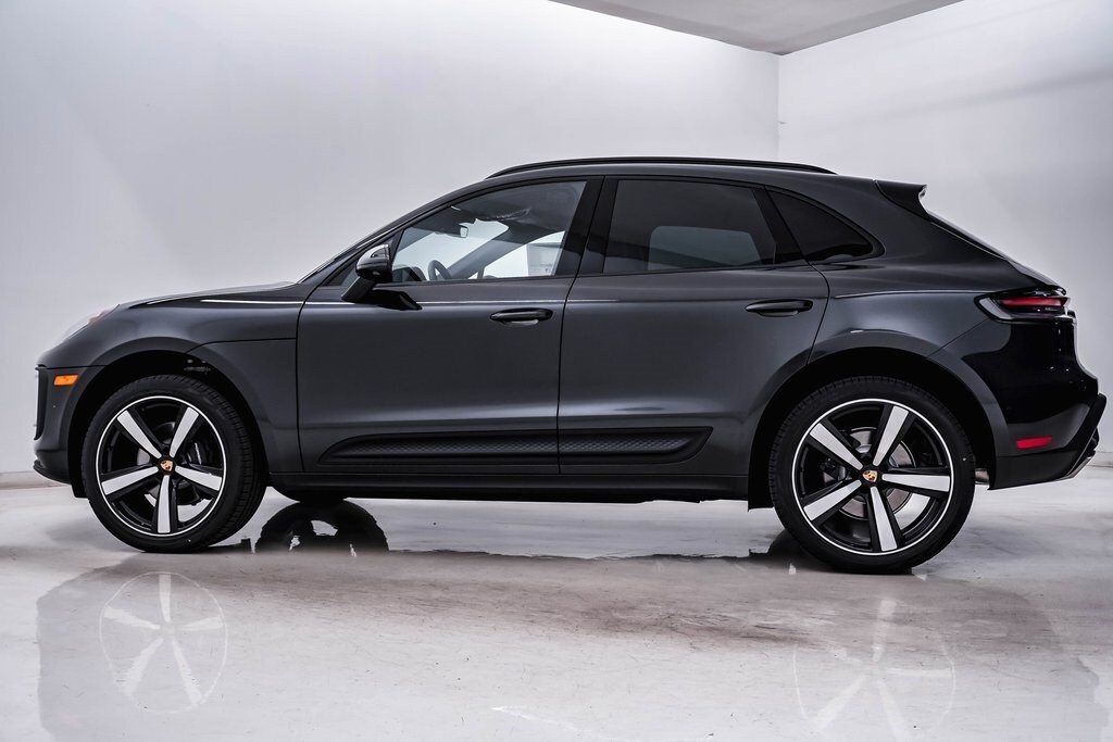 2025 Porsche Macan T photo 2