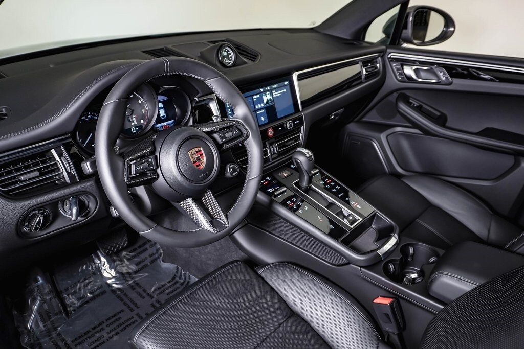 2025 Porsche Macan T photo 4