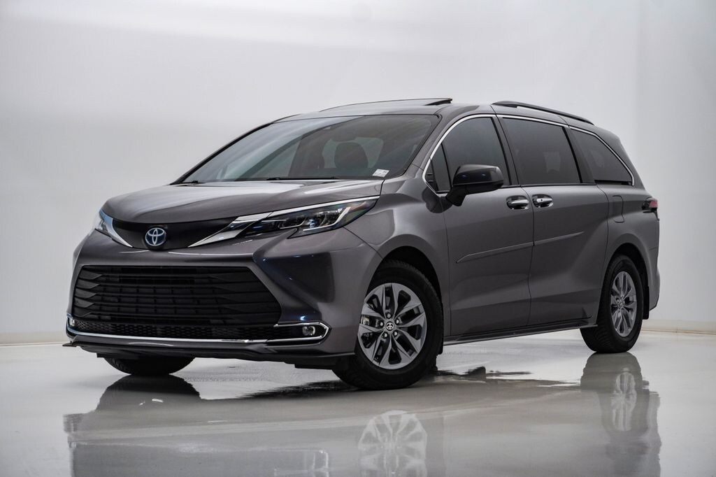 Used 2022 Toyota Sienna XLE Minivan/Van