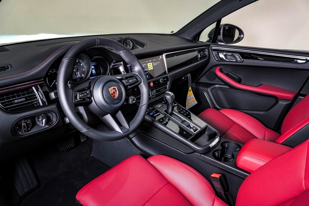 2026 Porsche Macan T photo 4