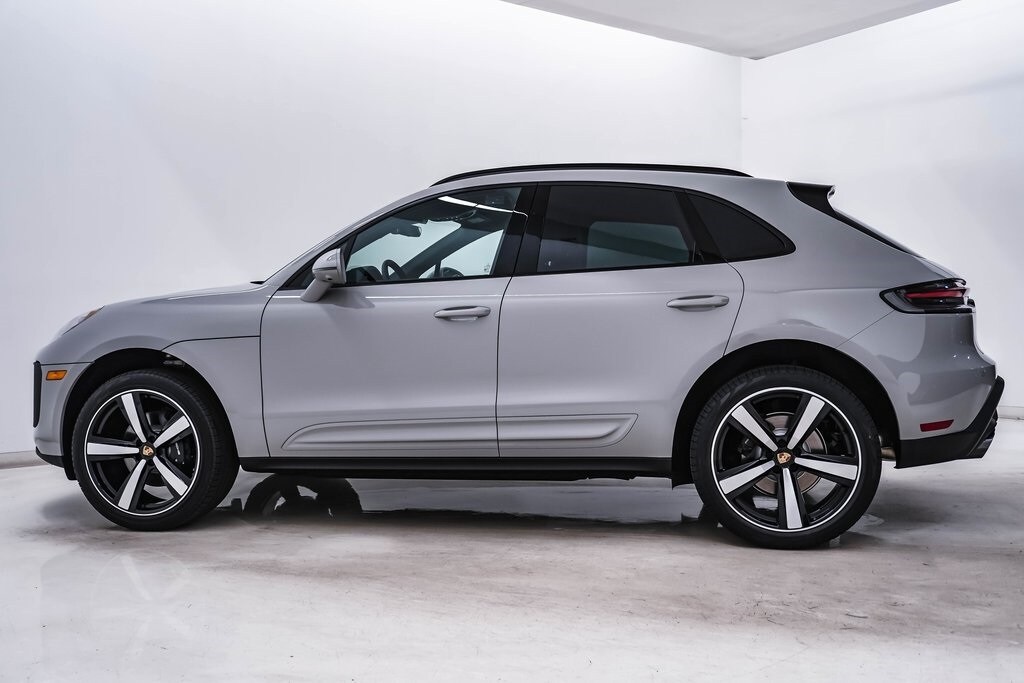 2026 Porsche Macan T photo 2