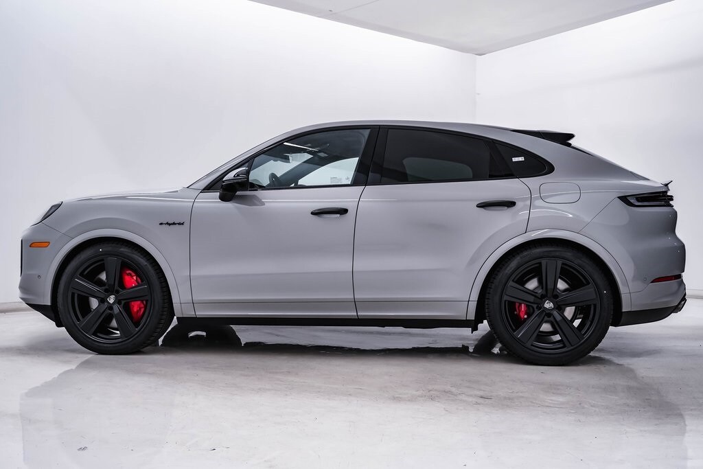 2025 Porsche Cayenne Turbo E-Hybrid Coupe photo 2