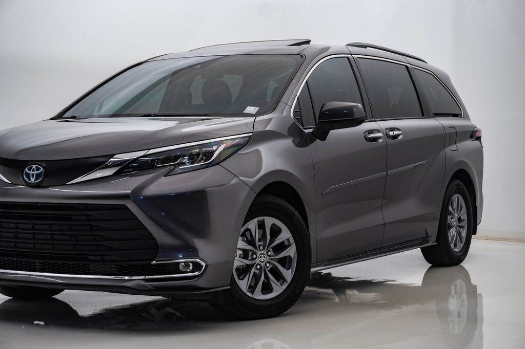 Used 2022 Toyota Sienna XLE Minivan/Van