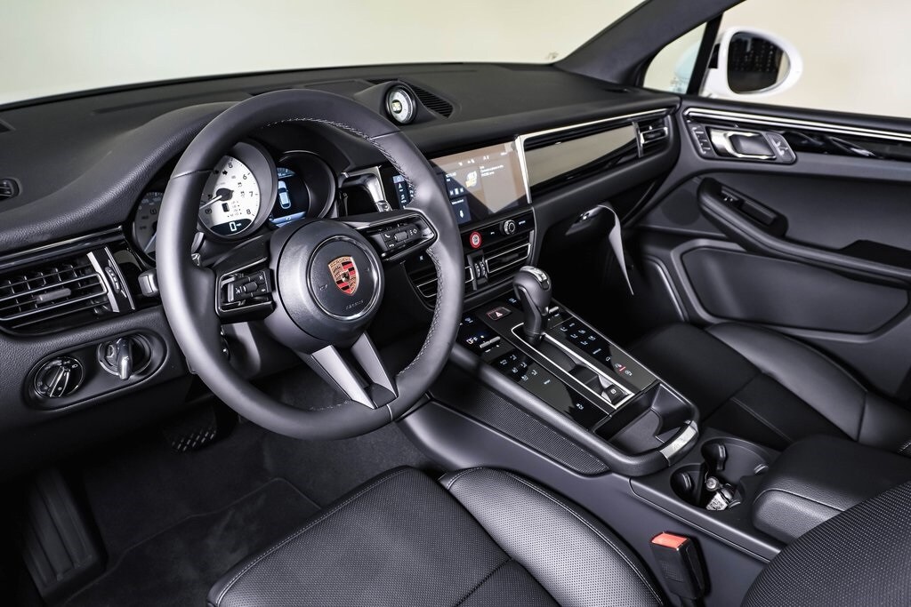 2026 Porsche Macan T photo 4