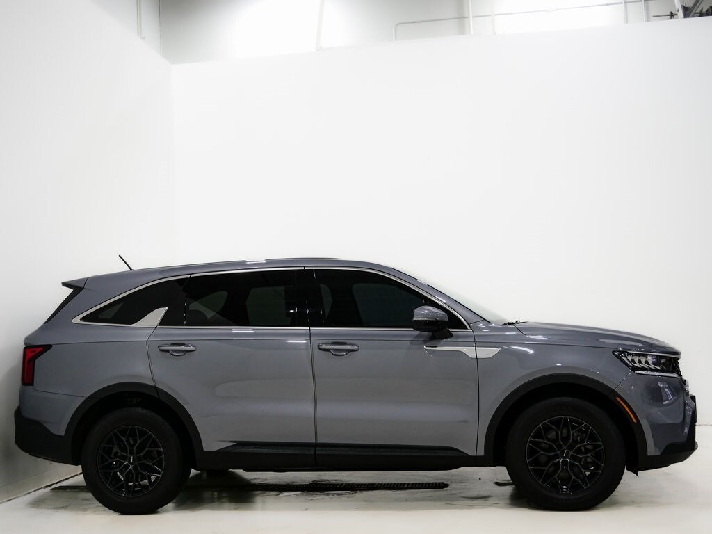 2023 Kia Sorento LX photo 3