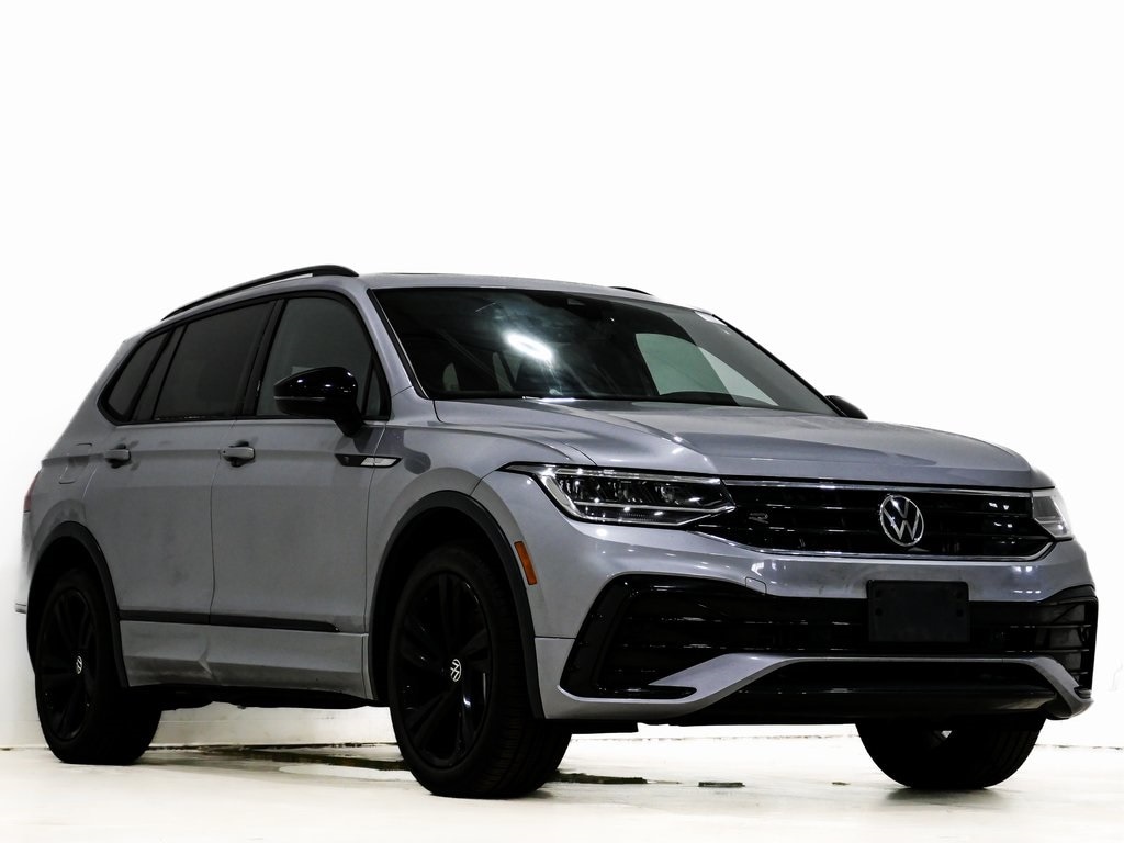 2023 Volkswagen Tiguan SE R-LINE BLACK's photo