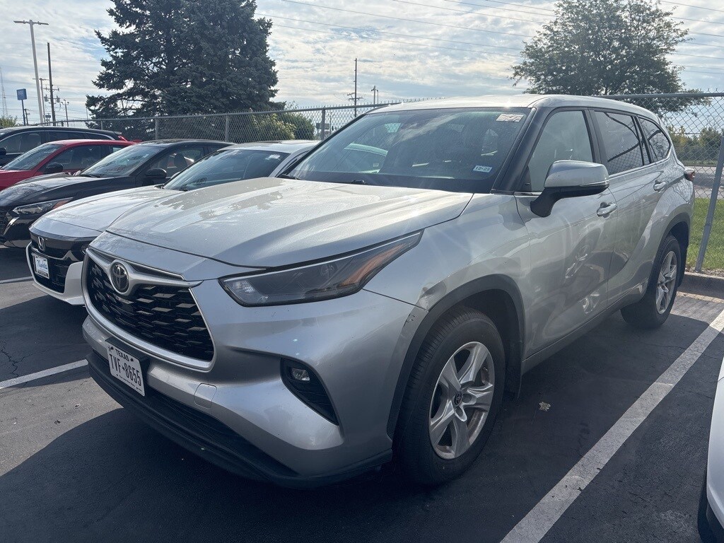 2024 Toyota Highlander LE photo 3