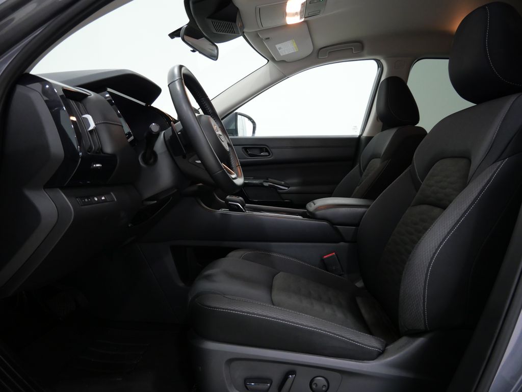 2025 Nissan Pathfinder SV - Photo 12