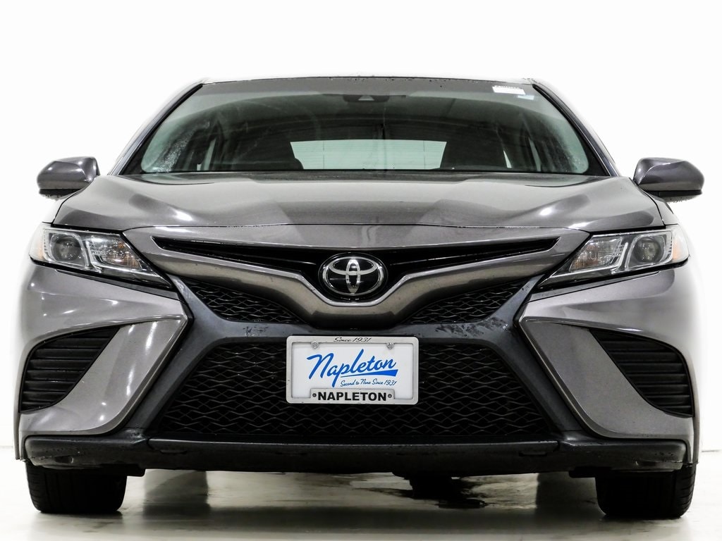 Used 2018 Toyota Camry SE with VIN 4T1B11HK1JU572315 for sale in Lansing, IL