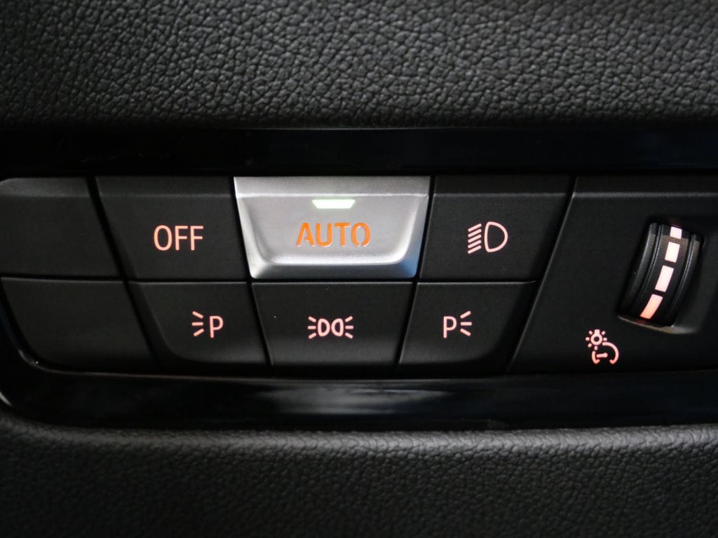 2021 BMW 3 Series 330e - Photo 14