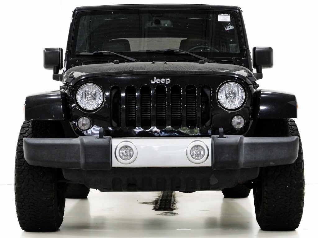 2015 Jeep Wrangler Unlimited Sahara photo 2