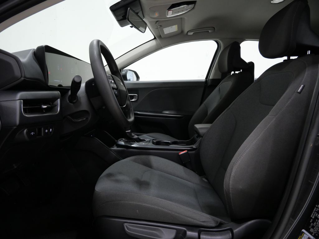 2025 Kia K4 LXS - Photo 11