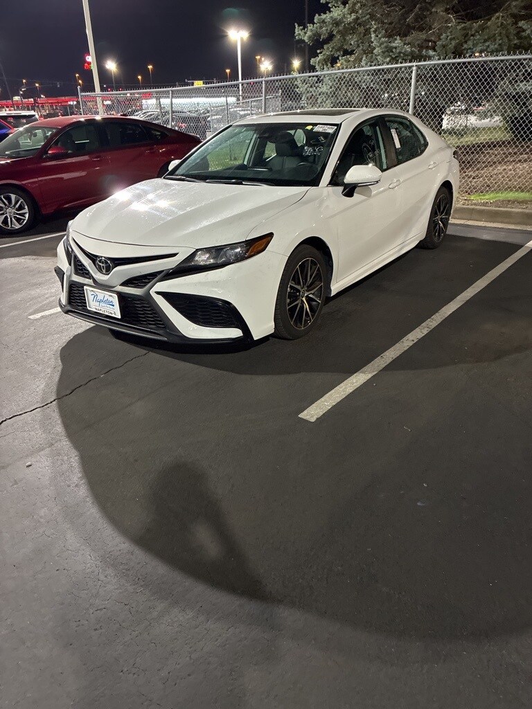 2024 Toyota Camry SE photo 3