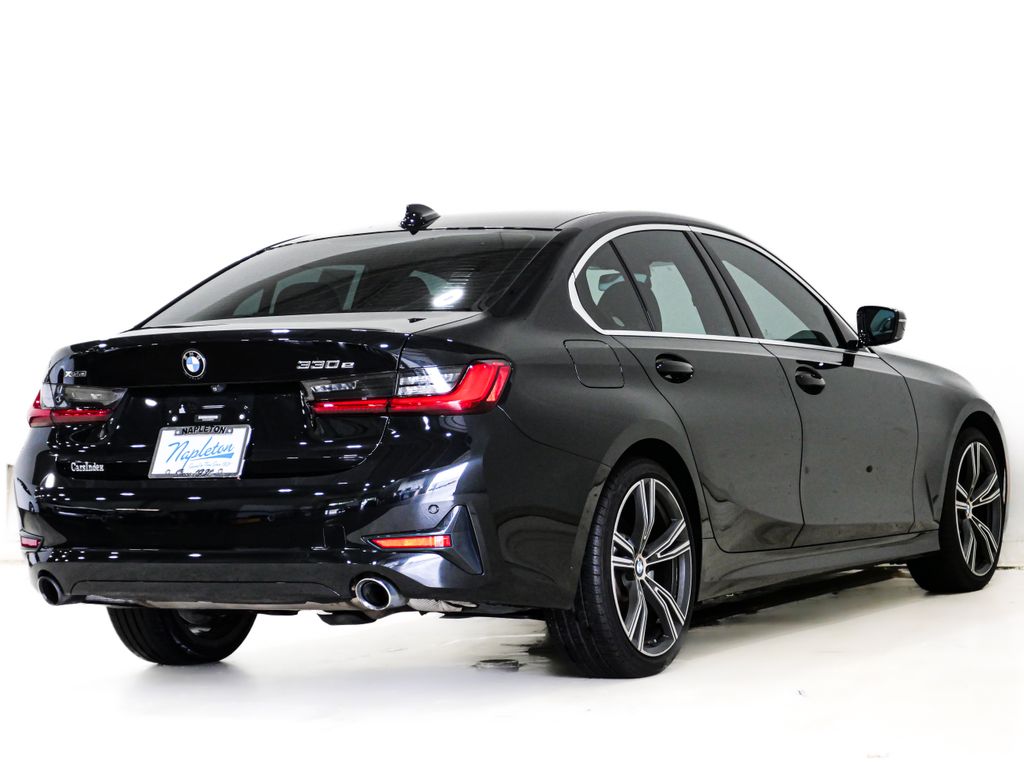 2021 BMW 3 Series 330e - Photo 6